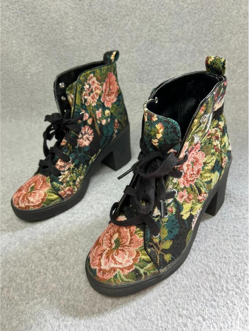 Vintage y2k 90s Steve Madden Tapestry Floral Chunk Heel Boots 6.5 Victorian Goth
